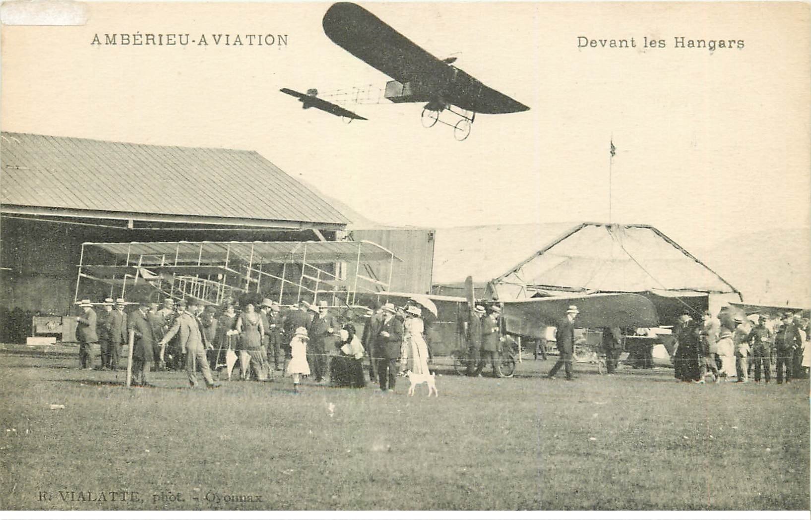 carte postale ancienne 01 Ambérieu Aviation. Avion devant les Hangars