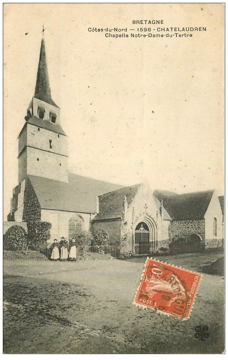carte postale ancienne 22 CHATEAULAUDREN. Chapelle Notre-Dame-du-Tertre 1910 avec groupe de Femmes