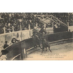 CORRIDA DE TOROS. Taureaux arène le Taureau enlève le picador de son cheval