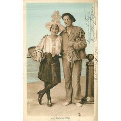 85 LES SABLES D'OLONNE. Costumes de Pêcheur et ramasseuse d'Huîtres 1935