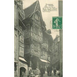 63 THIERS. Château du Piroux et son petit Marché bien animé