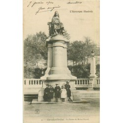 63 CLERMONT-FERRAND. Enfants au pied de la Statue de Blaise Pascal 1904