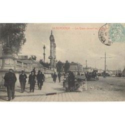 33 BORDEAUX. Vendeur ambulant de marrons sur les Quais devant les Quinconces 1908