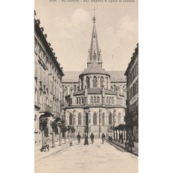 68 MULHOUSE. Eglise Saint-Etienne et cyclistes rue Magenta