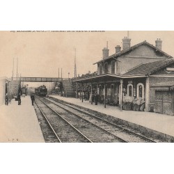 78 HOUILLES. La Gare et arrivée d'un Train sous la Passerelle 1926