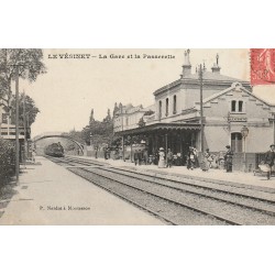 78 LE VESINET. Train dans la Gare sous la Passerelle 1909