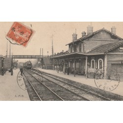 78 HOUILLES. Train dans la Gare sous la Passerelle 1915