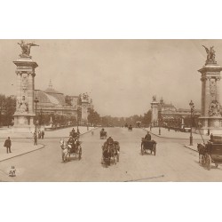 75007 PARIS. Nombreux attelages sur le Pont Alexandre III