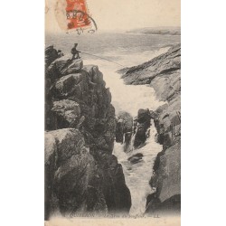 56 QUIBERON. Le Trou du Souffleur avec Pêcheur à la ligne 1916