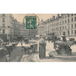 38 GRENOBLE. Fontaine du Château-d'Eau Place Grenette avec tramways et attelages 1911
