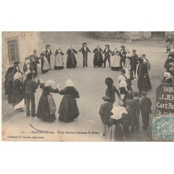 56 CARNAC environs d'Auray. Noce bretonne dansant la Ridée1906