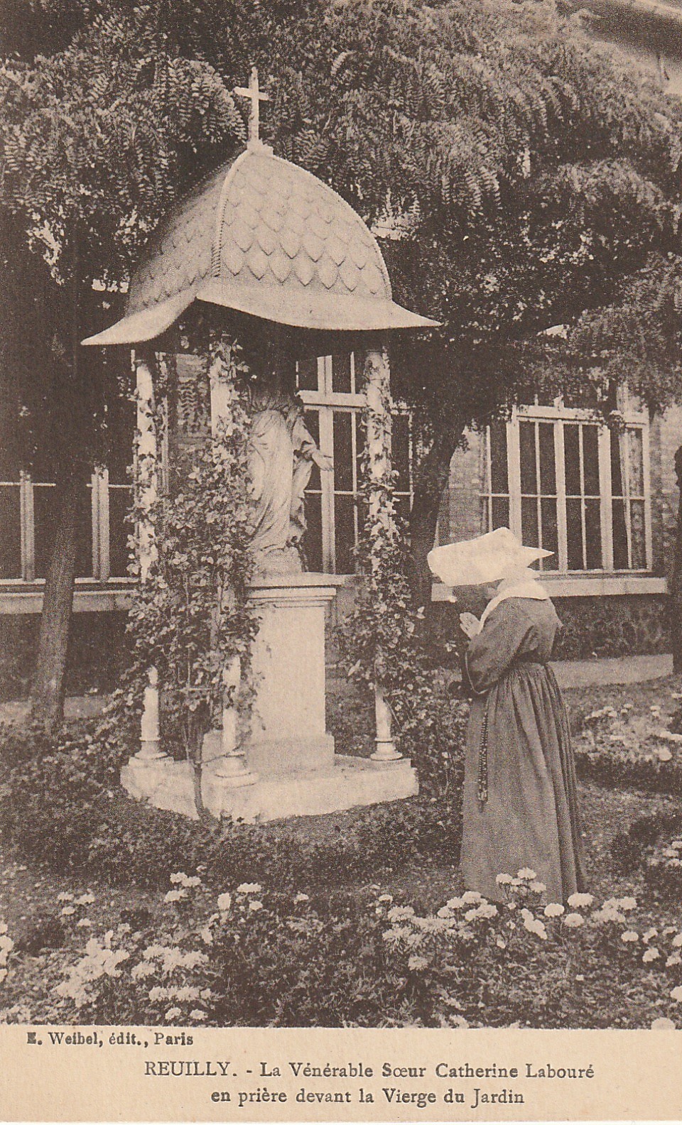 75012 REUILLY. Soeur Labouré en prière devant Vierge du Jardin