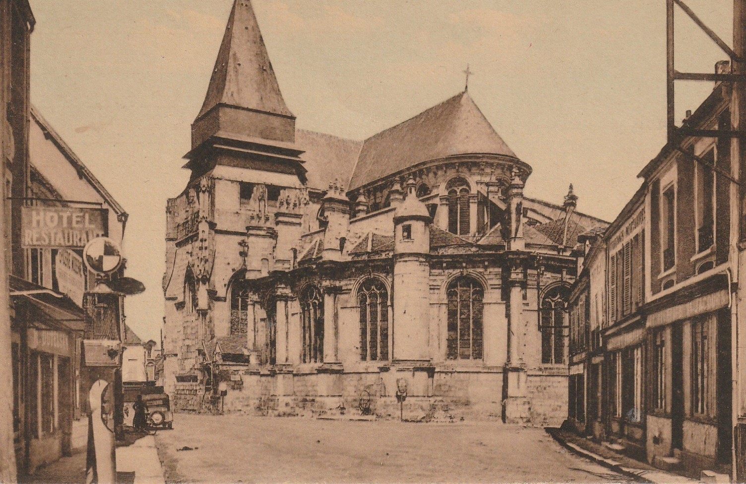 78 HOUDAN. Eglise Saint-Jacques et Hôtel Restaurant avec pompe à essence