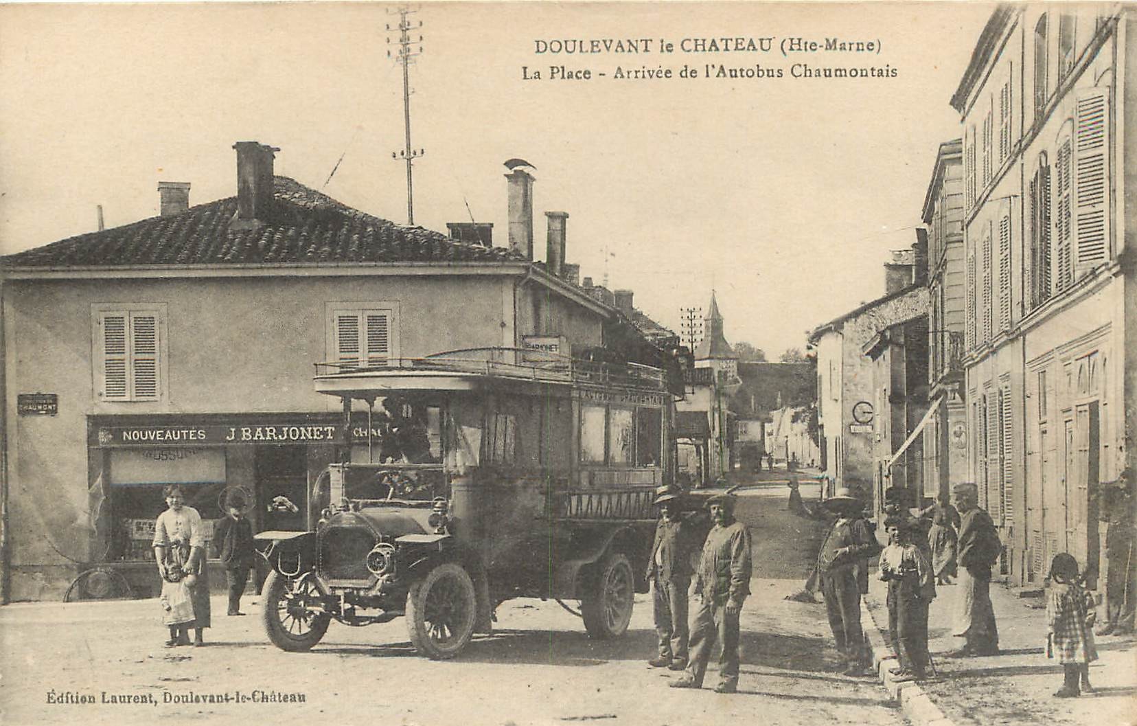52 DOULEVANT-LE-CHATEAU. Arrivée de l'Autobus Chaumontais sur la Place