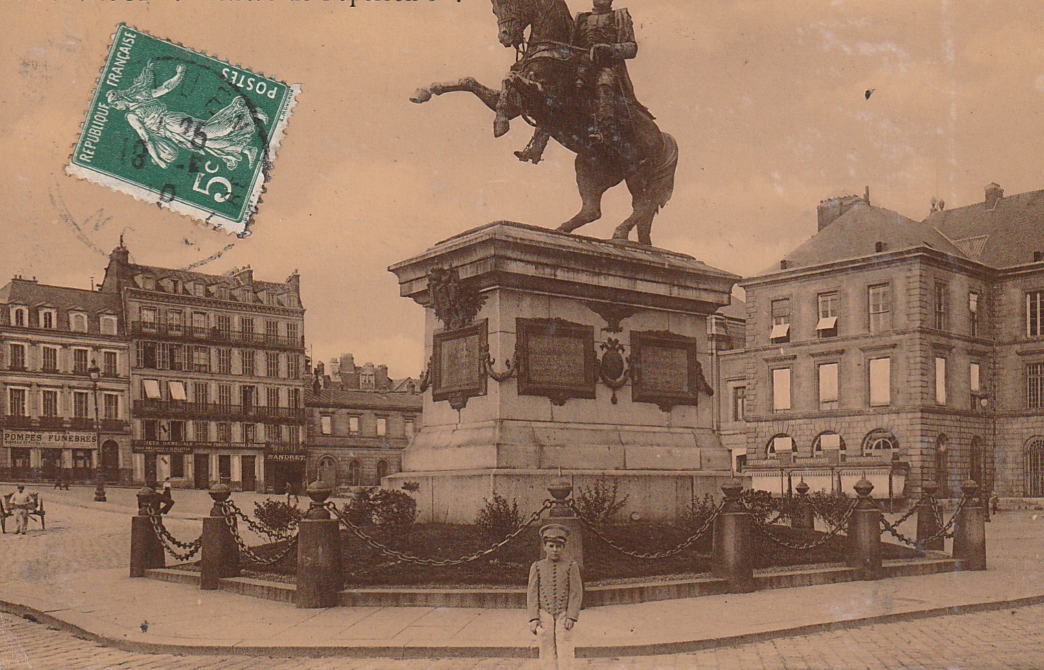 76 ROUEN. Gamin devant la Statue de Napoléon 1°