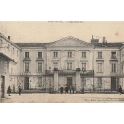 42 MONTBRISON. La Sous-Préfecture avec animation