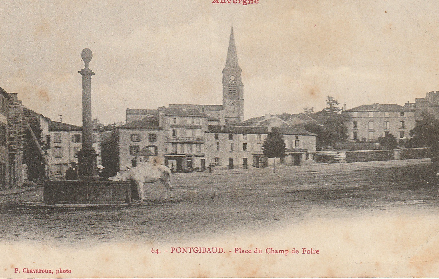 63 PONTGIBAUD. Place du Champ de Foire avec cheval à la Fontaine vers 1900