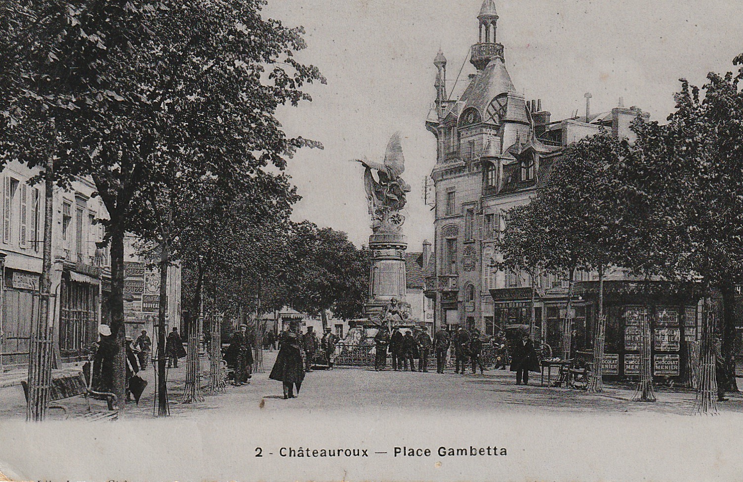 36 CHATEAUROUX. Kiosque à journaux Place Gambetta bien animée 1913