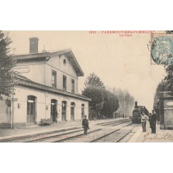 77 FAREMOUTIERS-POMMEUSE. La Gare avec Train