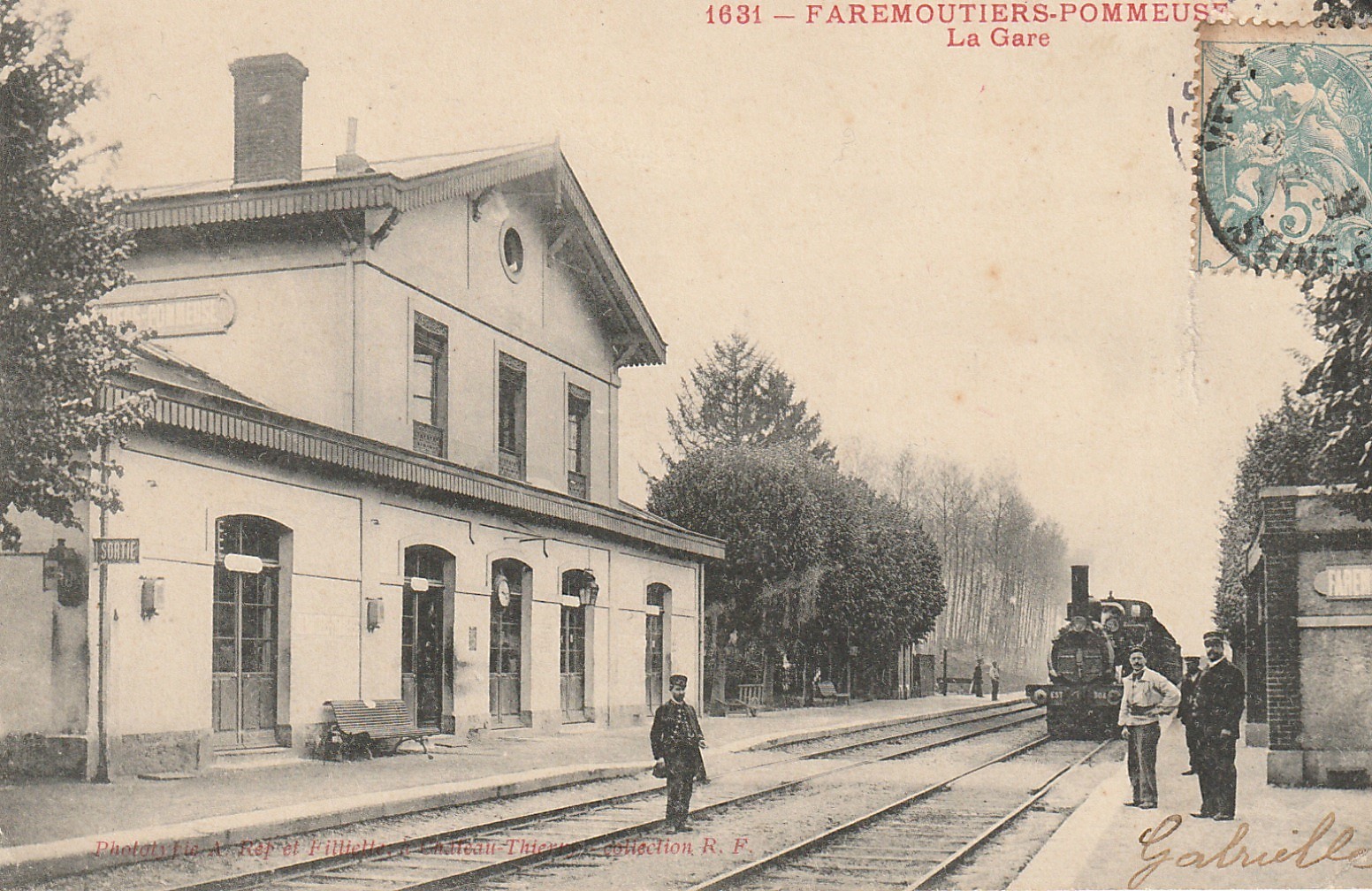 77 FAREMOUTIERS-POMMEUSE. La Gare avec Train