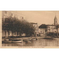 83 SANARY-SUR-MER. Barques de Pêcheurs dans un coin du Port et l'Eglise