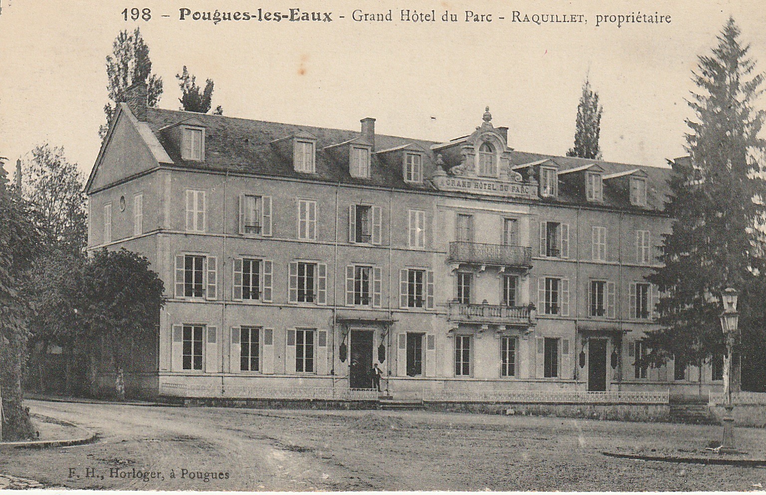 58 POUGUES-LES-EAUX. Grand Hôtel du Parc avec Raquillet sur le pas de porte 1915