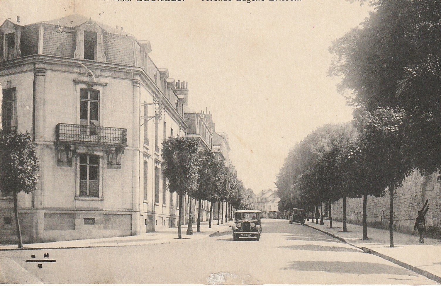 18 BOURGES. Voitures anciennes Avenue Eugène-Brisson