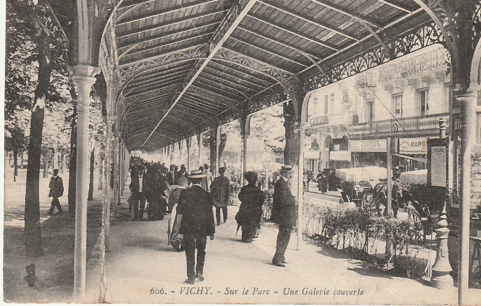 2 x cpa 03 VICHY. Une galerie couverte sur le Parc 1918 et la Grande Grille 1923