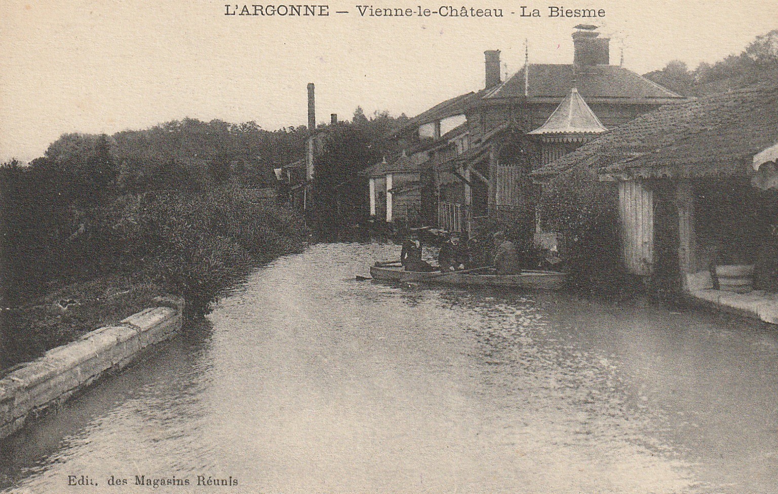 51 VIENNE-LE-CHATEAU en Argonne. Passeur en barque sur la Biesme 1915