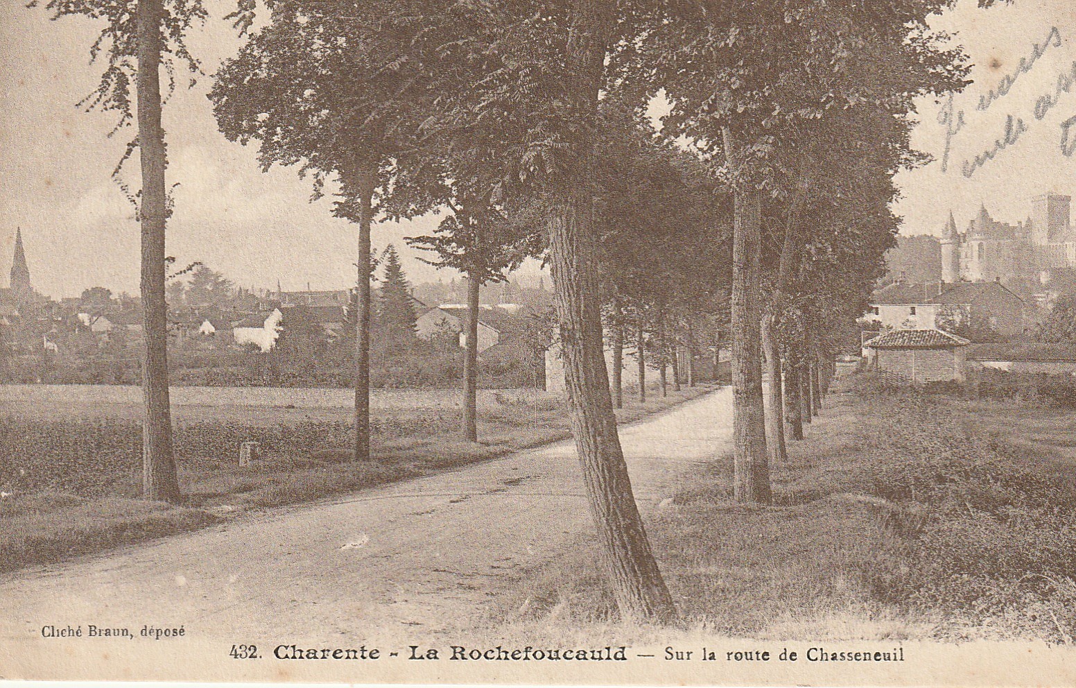 16 LA ROCHEFOUCAULD. Sur la route de Chasseneuil