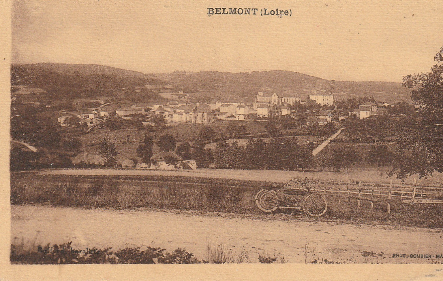 42 BELMONT DE LA LOIRE. Avec motobécane sur le chemin 1930