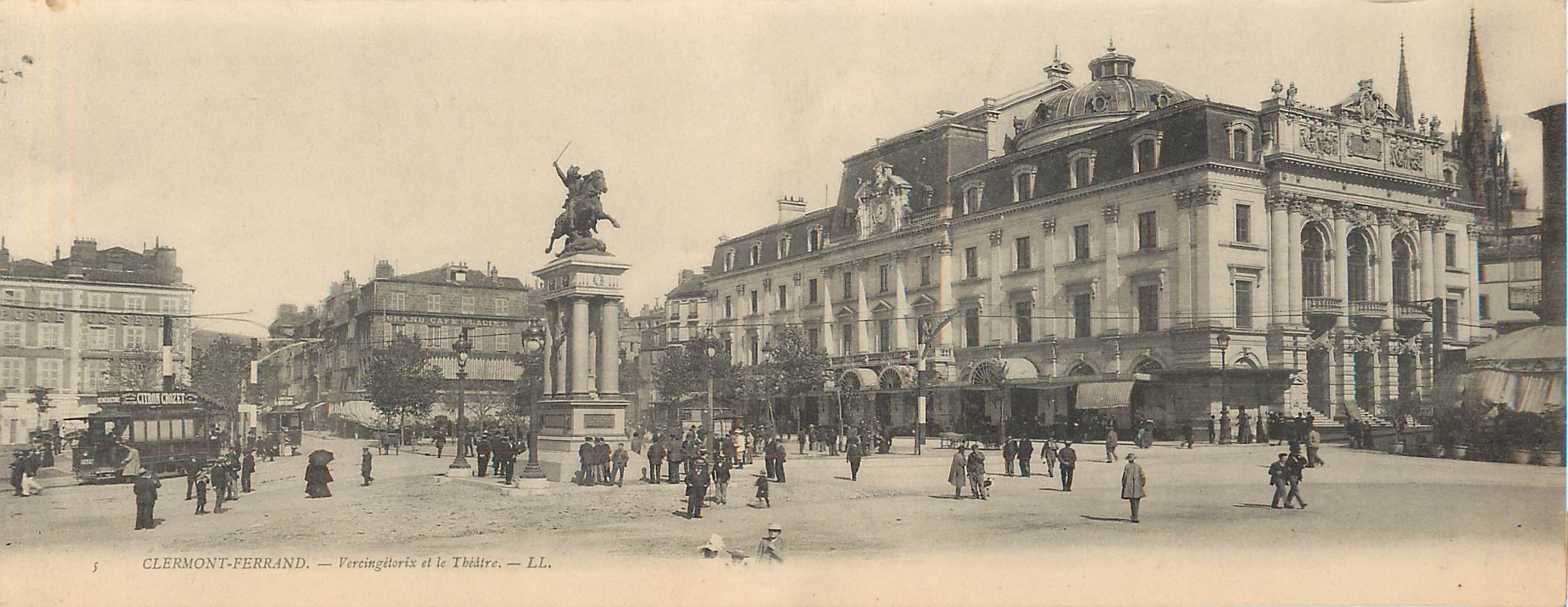 Superbe carte panoramique 28 x 11 cm CLERMONT-FERRAND 63. Vercingétorix et le Théâtre avec tramway et grand Café