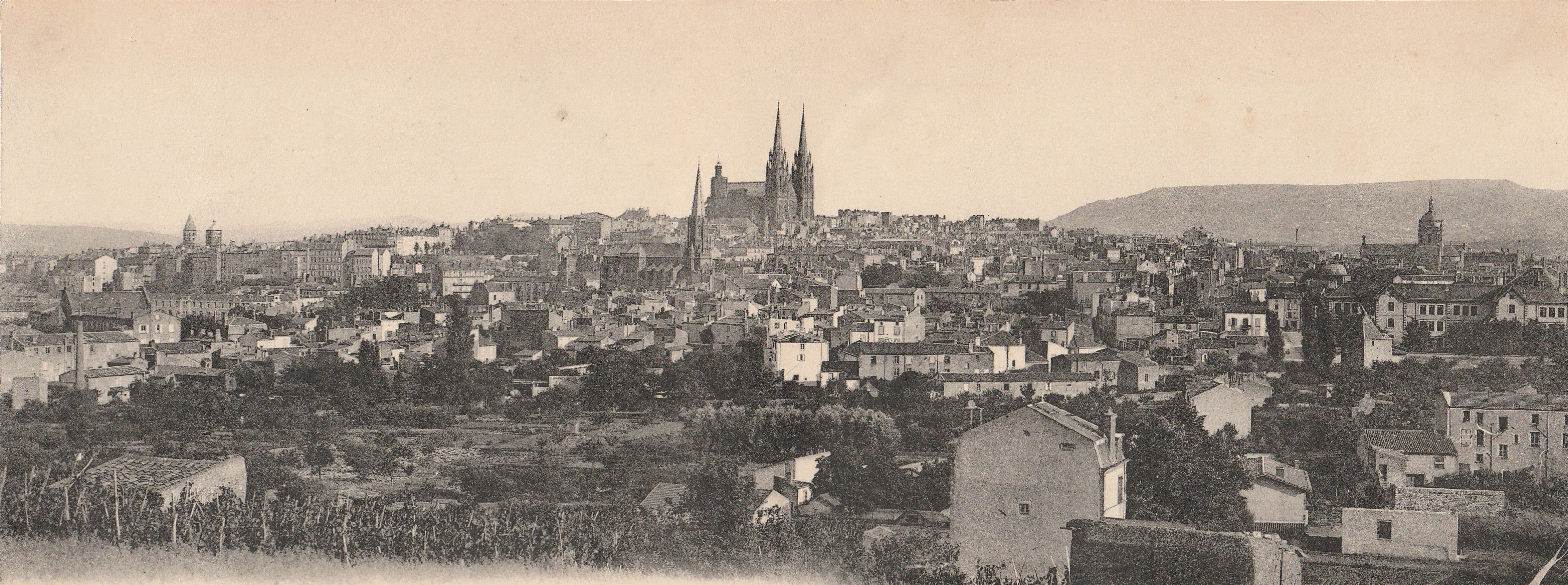 Superbe carte panoramique 28 x 11 cm CLERMONT-FERRAND 63. Vue générale sur la Ville