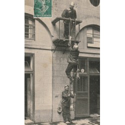 SAPEURS POMPIERS. Un exercice de descente à l'échelle 1910 par Staerck