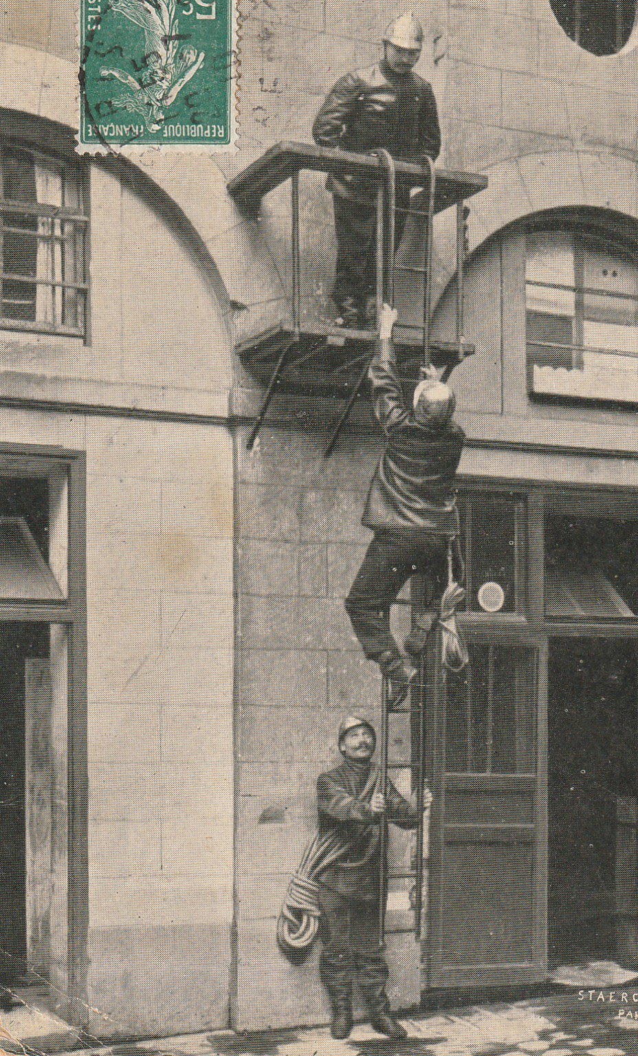 SAPEURS POMPIERS. Un exercice de descente à l'échelle 1910 par Staerck