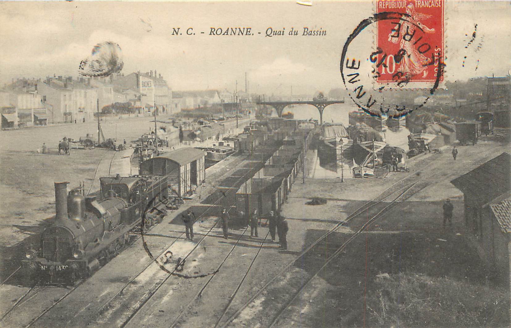 42 ROANNE. Train avec locomotive au Quai du Bassin avec Péniches 1916