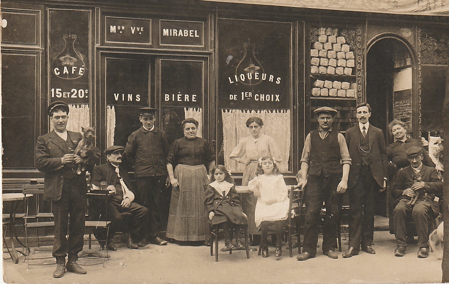 Lieu à identifier Bar Mirabel bien animé ave publicité Bières Dumesnil