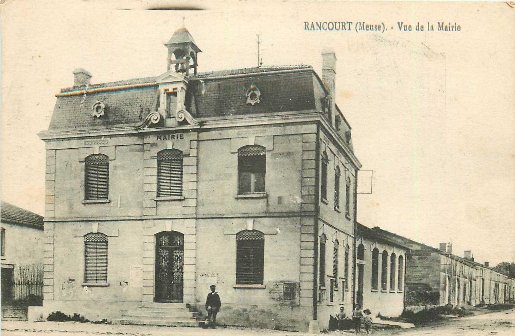55 RANCOURT. Vue de la Mairie avec employé et enfants 1917