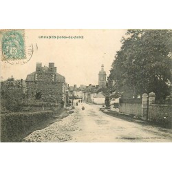 22 CAULNES. L'Entrée du Village et son Eglise animée 1905