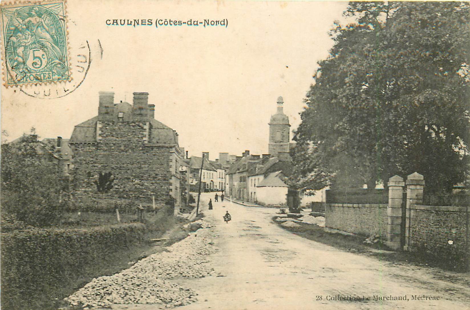 22 CAULNES. L'Entrée du Village et son Eglise animée 1905