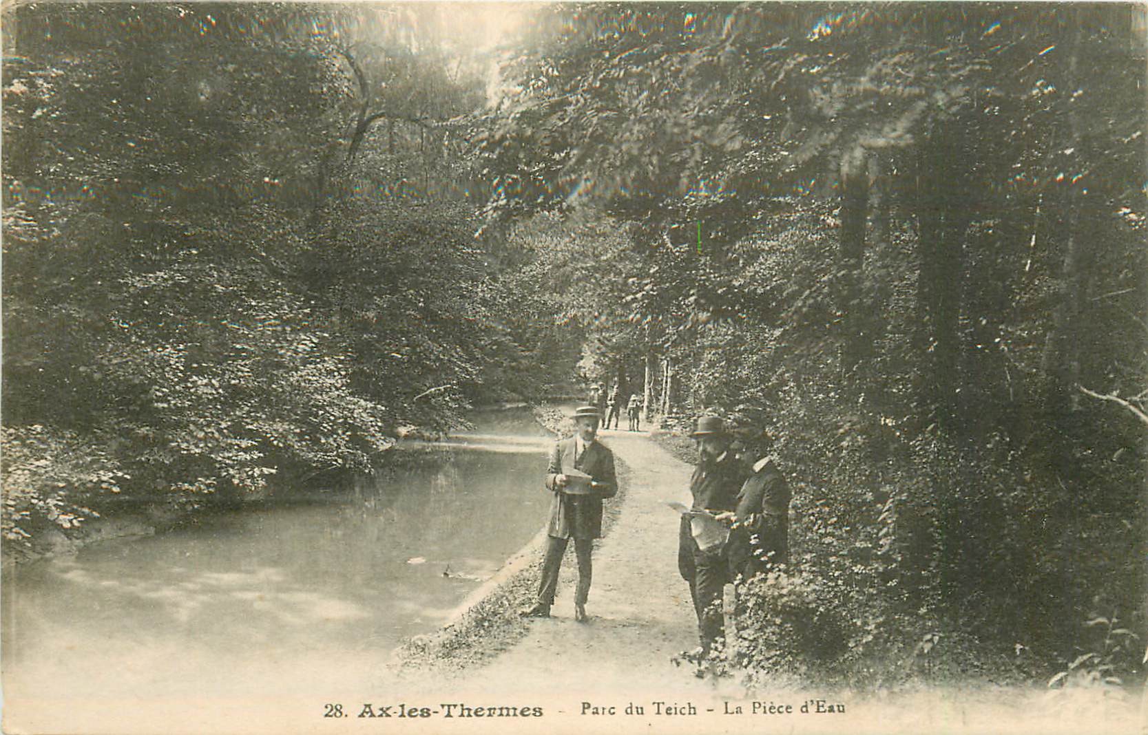 09 AX-LES-THERMES. La Pièce d'eau au Parc du Teich avec lecteurs de journaux