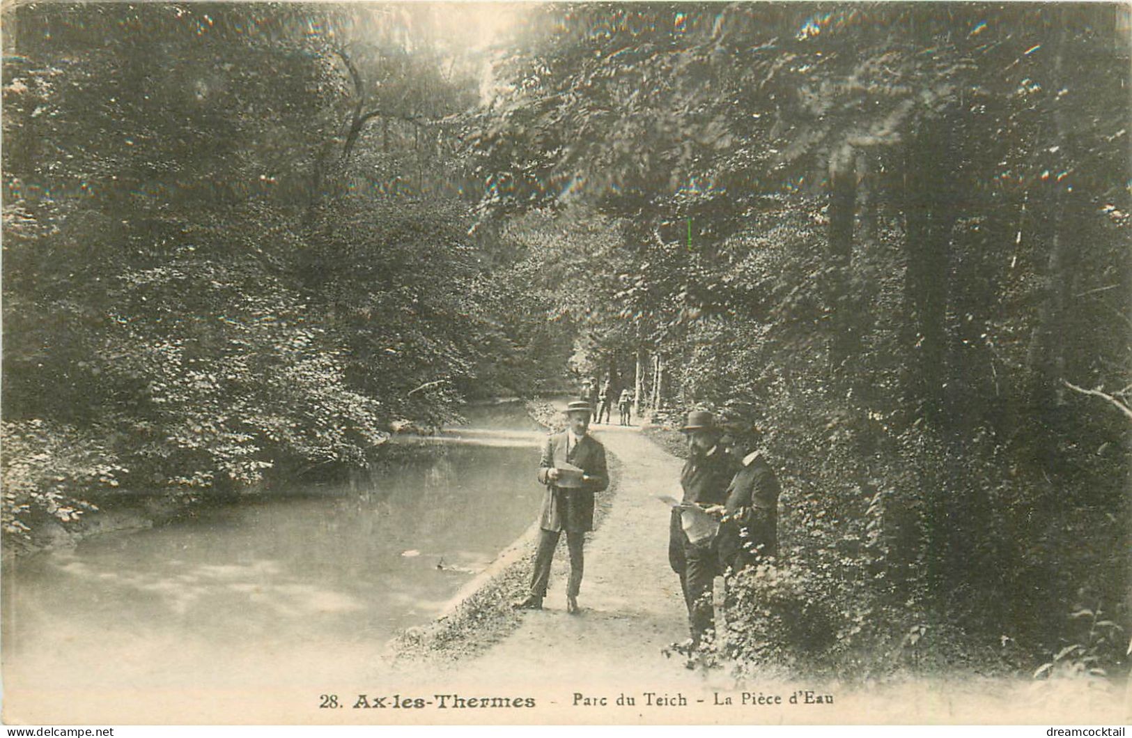 09 AX-LES-THERMES. La Pièce d'eau au Parc du Teich avec lecteurs de journaux