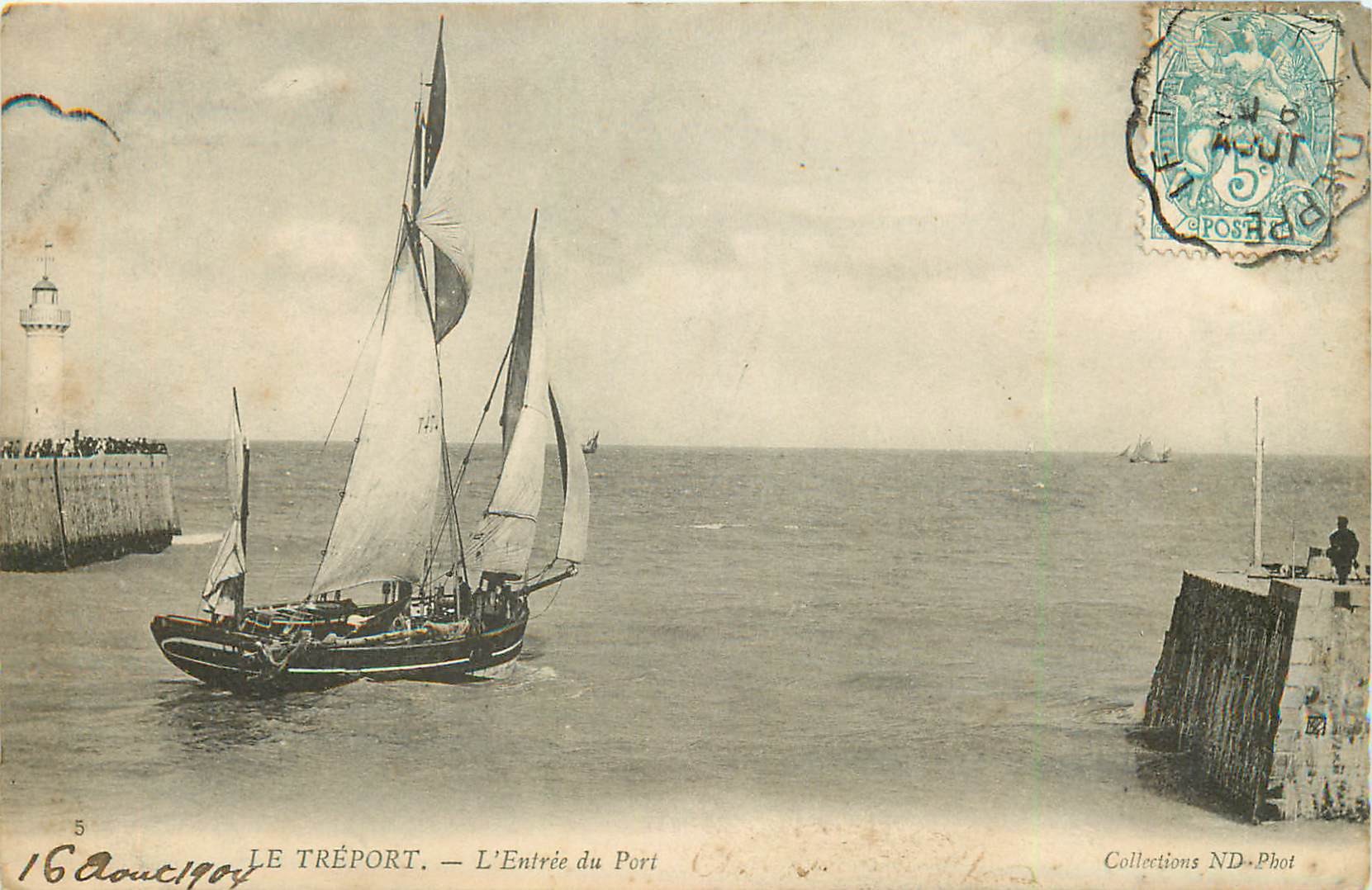 76 LE TREPORT. Bateau de Pêcheurs à l'Entrée du Port vars 1915