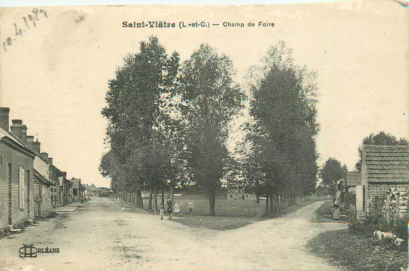 41 SAINT-VIÂTRE. Champ de Foire petite animation 1924
