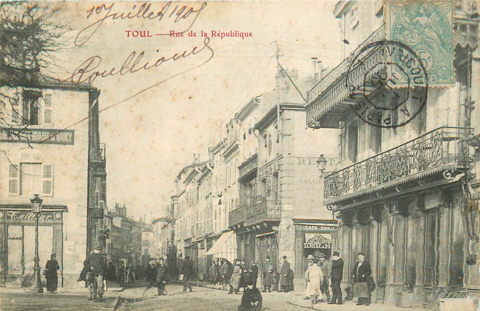 54 TOUL. Café et Tailleur Rue de la République bien animée 1905