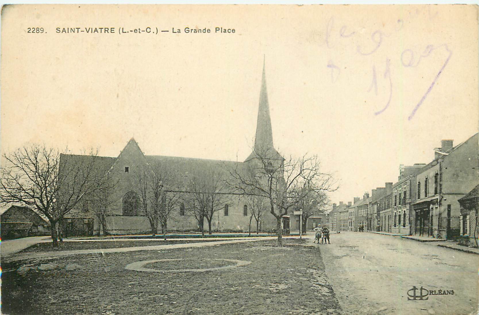 41 SAINT-VIATRE. La Grande Place avec son Eglise 1920
