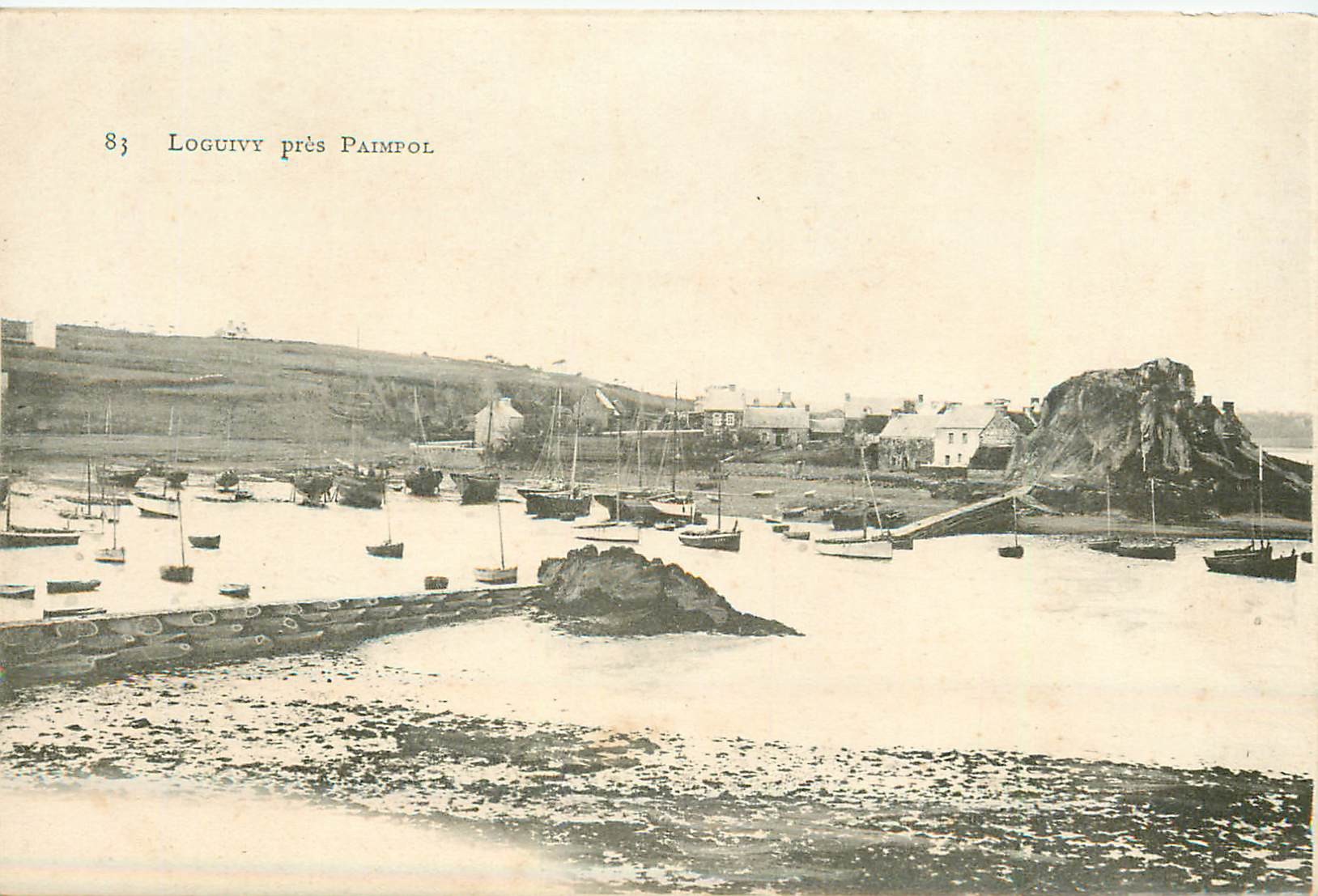 22 LOGUIVY près Paimpol. Nombreuses barques de pêche dans la rade vers 1900