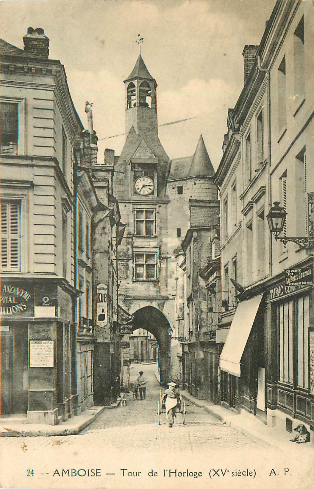 37 AMBOISE. Tabac devant la Tour de l'Horloge 1919