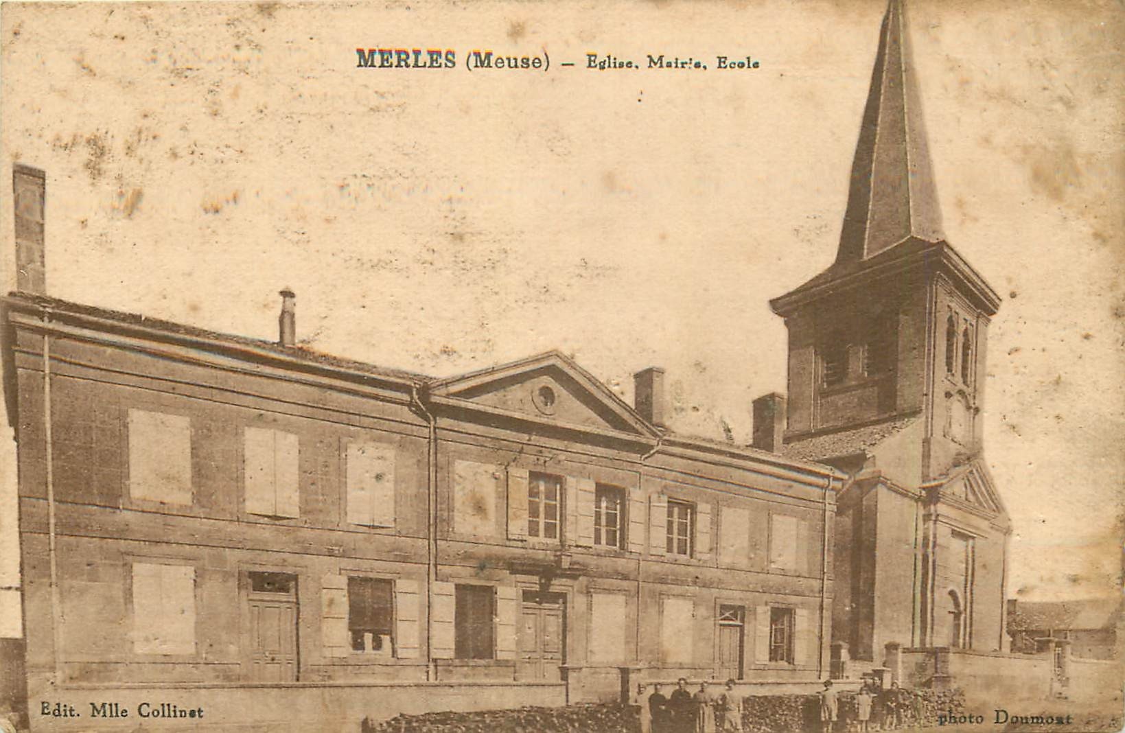 55 MERLES. Eglise, Mairie Ecole avec animation 1939