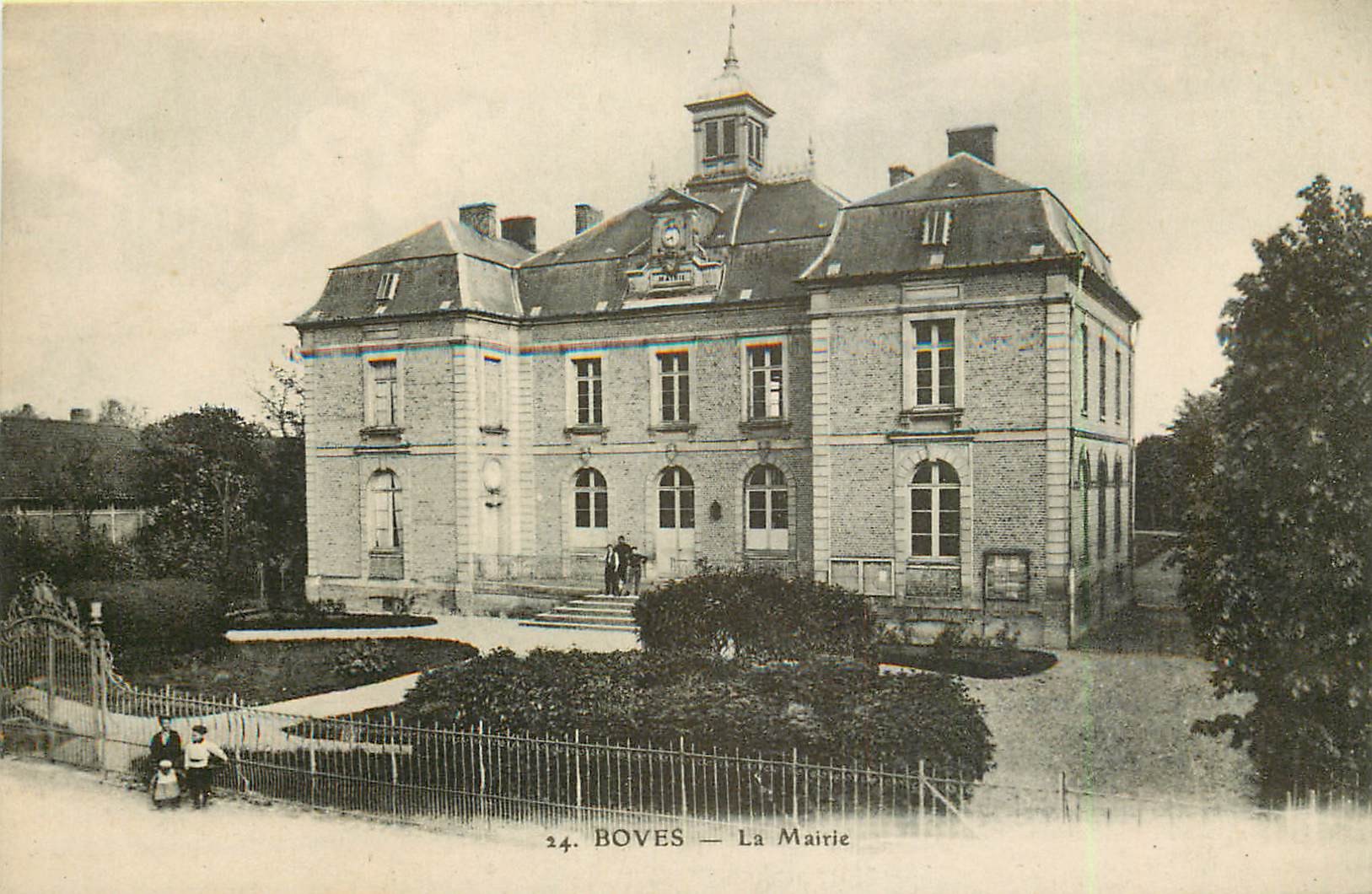 80 BOVES. La Mairie avec petite animation